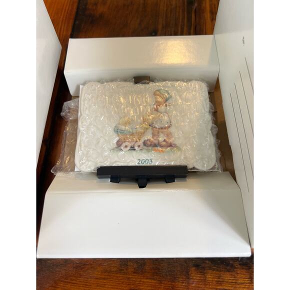 New In Box Berta Hummel Sunshine Stroll Ceramic plate with Display Stand set - Picture 3 of 7